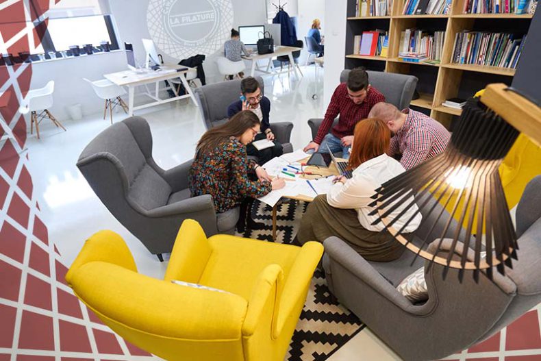 L’Espace Lounge sera le complément idéal pour échanger de manière informelle autour d’un café ou d’une tasse de thé ! Son mobilier cosy et l’ambiance chaleureuse en font une véritable bulle de confort : un lieu rêvé pour le réseautage et la coopération professionnelle.